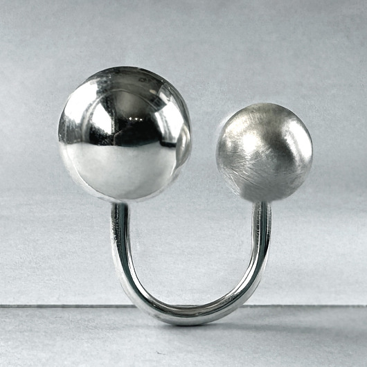 pierścionki srebrne Duży pierścionek otwarty z srebrnymi kulkami 20 mm i 12 mm