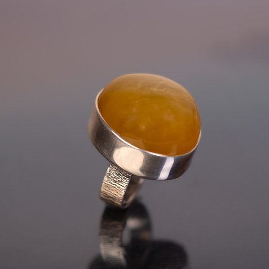 pierścionki srebrne Duży pierścionek srebrny z bursztynem bałtyckim