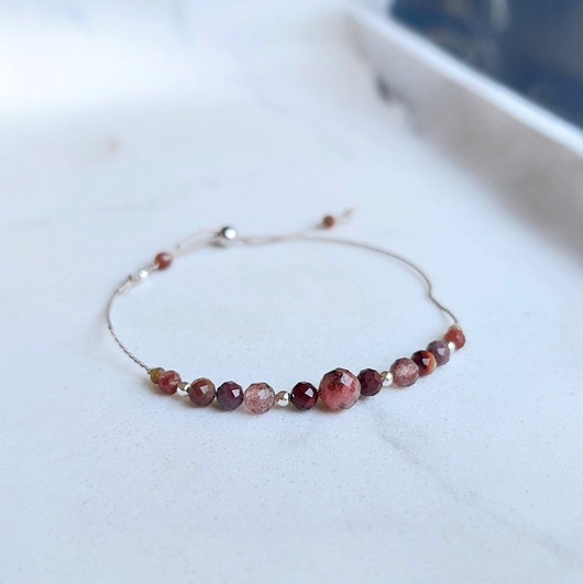 bransoletki z kamieni naturalnych Zmysłowy, elegancki róż z inkluzjami - bransoletka na nici