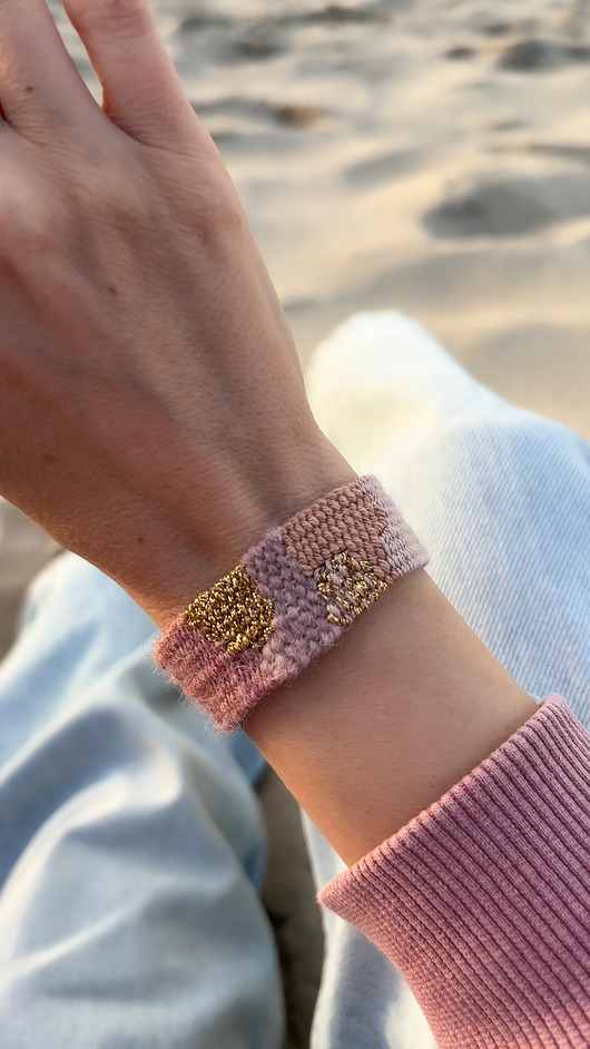 bransoletki na sznurku Bransoletka handmade, ręcznie robiona na krośnie w odcieniach różu