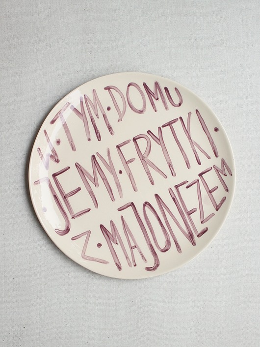 patery i talerze Talerz z napisem frytki z majonezem