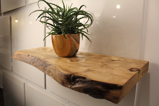 półki Półka drewniana wisząca na ścianę z żywą krawędzią grubość 38 mm