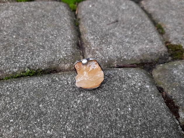 Cytrynek - pierścionek regulowany po drugiej stronie lustra