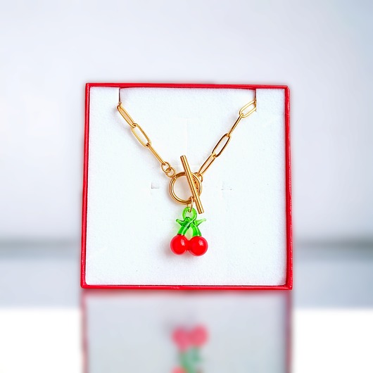 złote naszyjniki Wisienki : naszyjnik : zapięcie toggle : czerwone pudełeczko