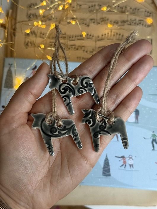 dekoracje świąteczne Koniki ceramiczne zawieszki - 3 sztuki szare z ornamentem