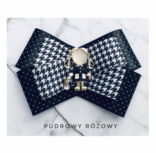 broszki Brosza  Glamour z Dziewczynką New