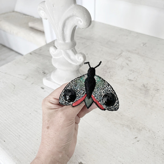 broszki Broszka ĆMA 18 ręcznie haftowana przypinka owady motyle