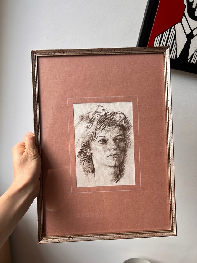 grafiki i ilustracje Oprawiona twarz kobiety