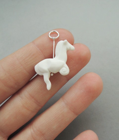 Porcelanowy mini konik wisiorek PORCELANA Tutku