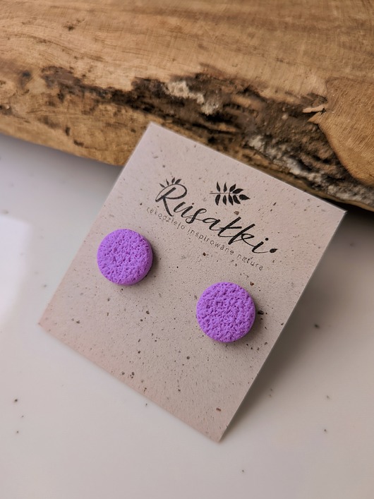 kolczyki z masy plastycznej Fioletowe kolczyki sztyfty kropki, liliowa biżuteria minimalistyczna