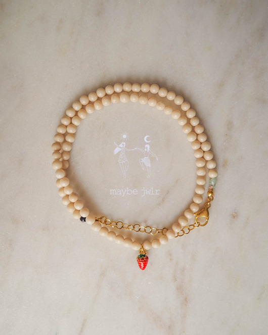 chokery Naszyjnik z jasnych kamieni rzecznych z poziomką