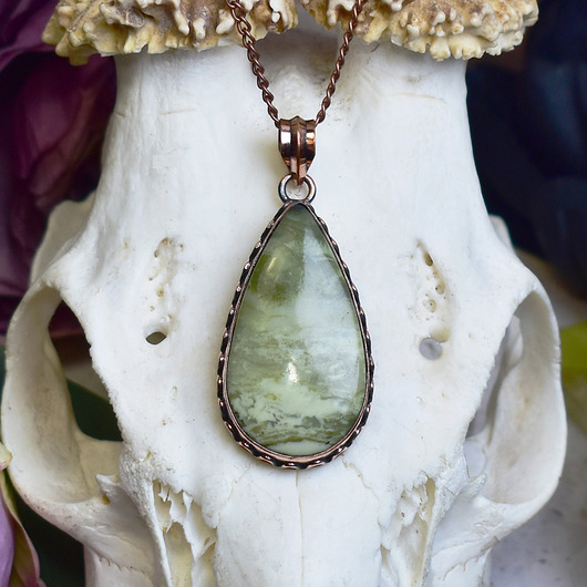 wisiory Miedziany wisiorek z Larsonitem w prostej ozdobnej oprawie