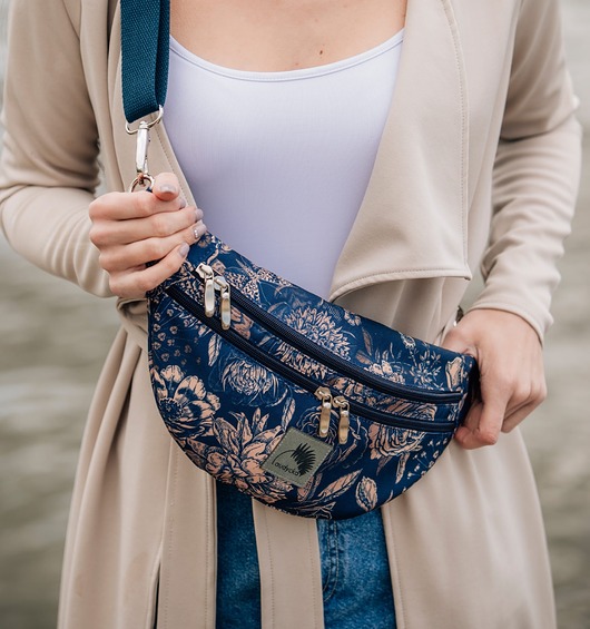 saszetka nerka Nerka z wodoodpornego, drukowanego poliestru, kwiaty na granacie