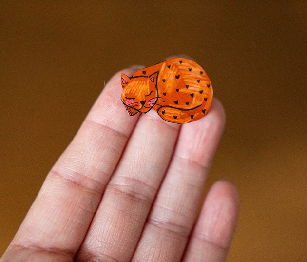 przypinki Przypinka mini ruda kicia w serduszka