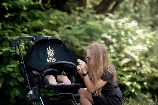 Osłona do wózka na słońce i wiatr Ananas BLACK Kurtis