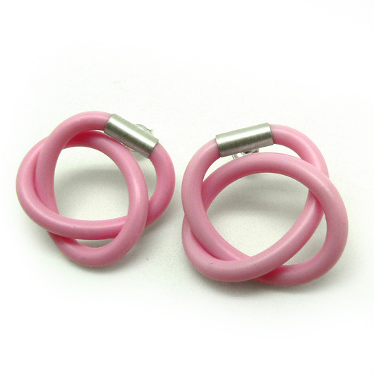 kolczyki wire wrapping Jasnoróżowe kolczyki z kauczuku i srebra (M)