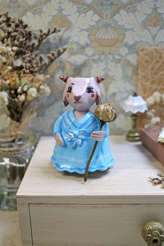 figurki i rzeźby Kózka z kwiatuszkiem