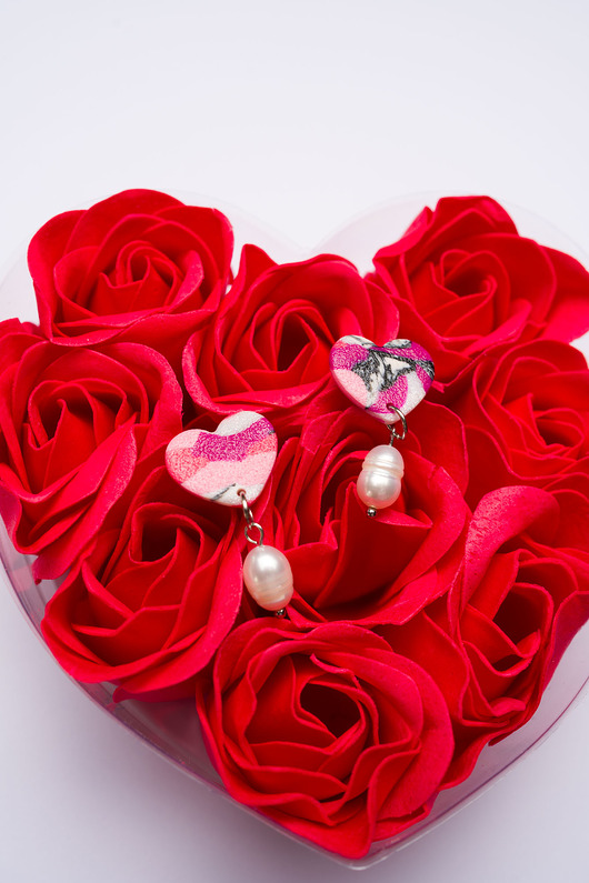 kolczyki z masy plastycznej Wiszące SERCA z perłą