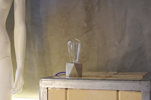 betonowa lampa biurkowa geometric wilk concept