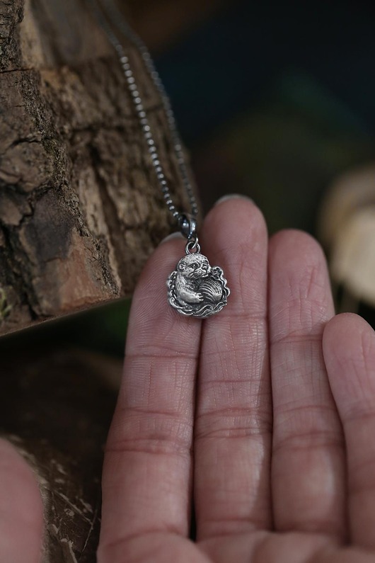 wisiory Mini wisiorek wydra z muszelką ze srebra 925