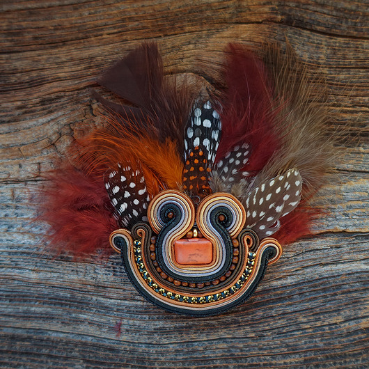 broszki Brązowa broszka soutache z piórami