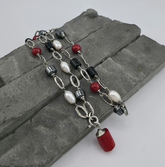 srebrne naszyjniki Srebrny naszyjnik z koralem, onyksem, perłami