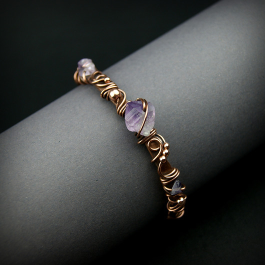 bransoletki wire wrapping Miedziana bransoleta mankietowa z ametystem