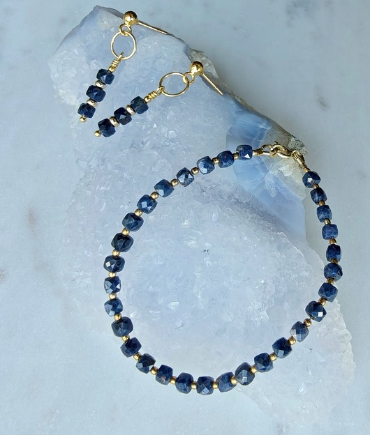 bransoletki złote Pozłacana bransoletka z błękitnymi szafirami