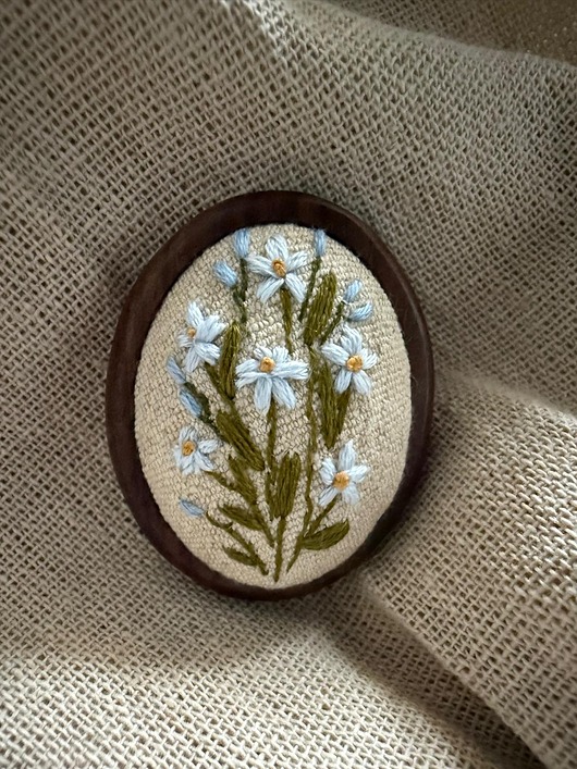 broszki Ręcznie haftowana broszka "Niezapominajki"