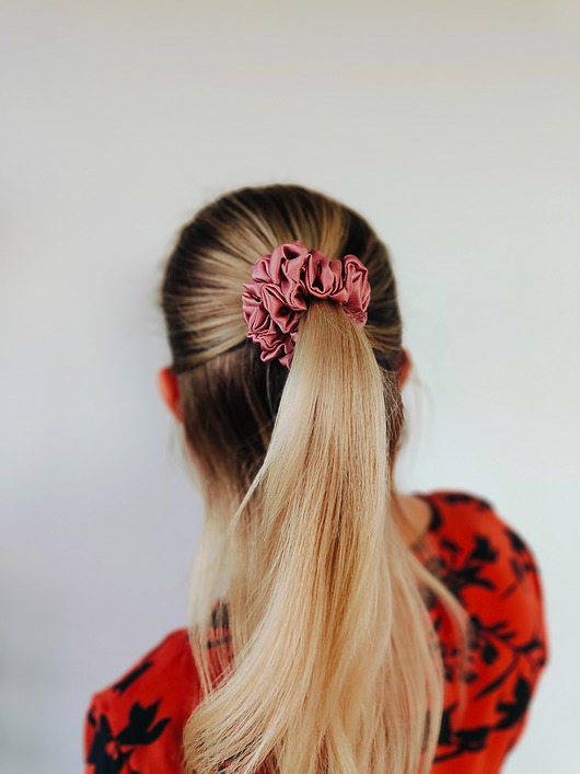 gumki do włosów Gumka jedwabna, scrunchie, frotka pink beige MIDI