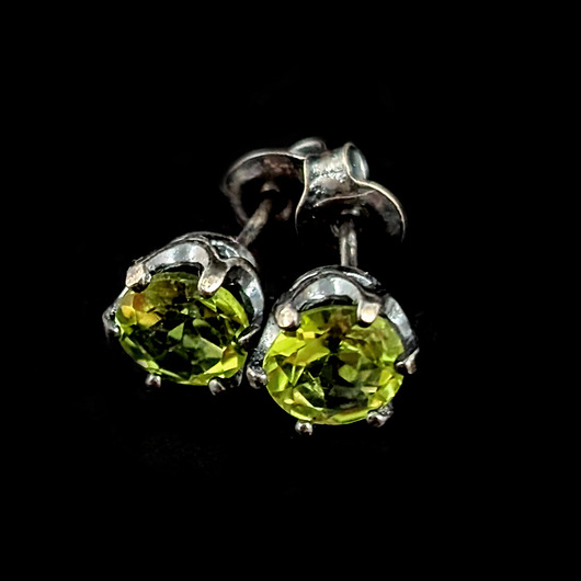 kolczyki srebrne Barocco- peridoty w czerni srebra
