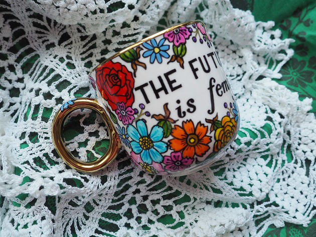 kubki Ręcznie malowany kubek w kwiaty z napisem KOBIETA