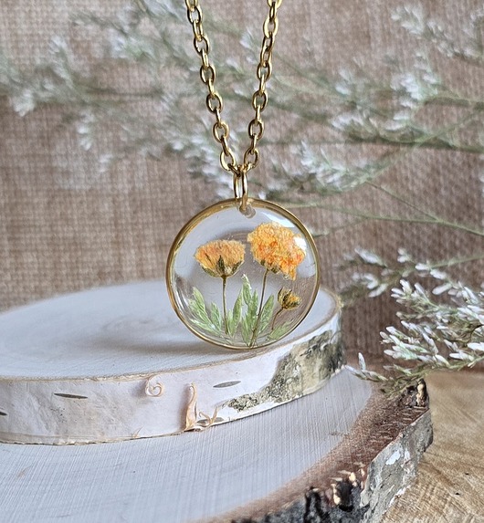 wisiory Łąka kwiatowa żółta zawieszka złoty wisiorek kwiaty żywica