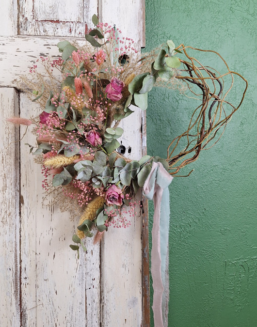 wianki Delikatność - wianek z róż, eukaliptusa i bawełnianych wstążek