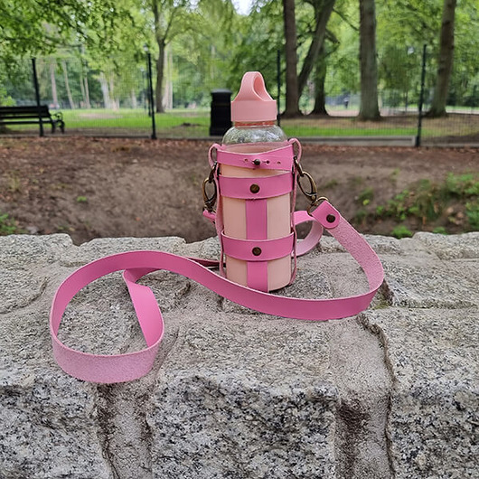 akcesoria różne Praktyczne skórzane etui na butelkę