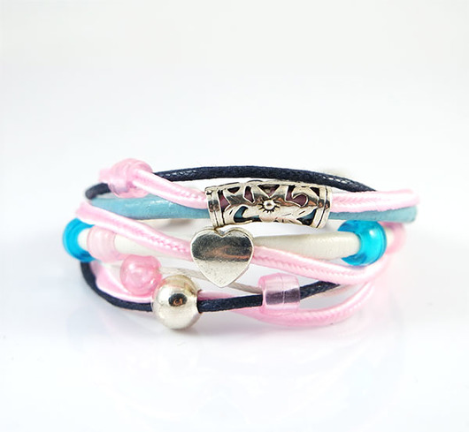 bransoletki na sznurku Bransoletka - Pastelowa, serce - rzemienie