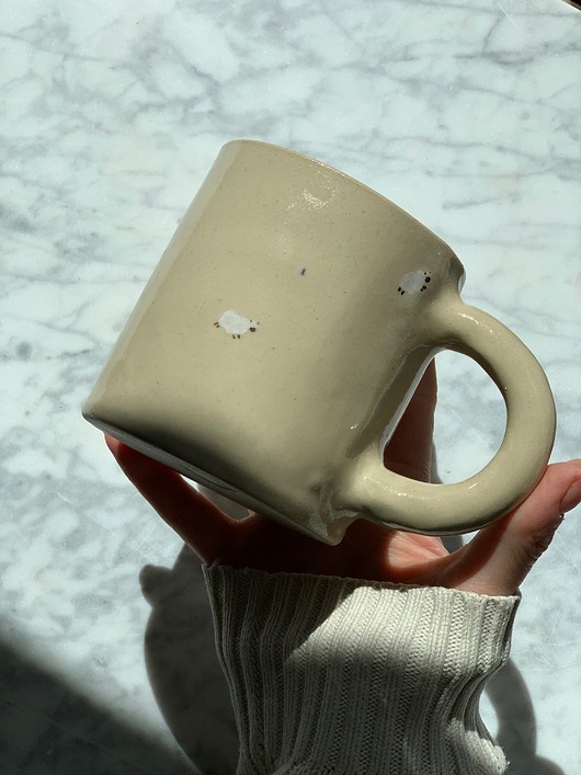 kubki i filiżanki Duży Ceramiczny Kubek Handmade 420 ml Beżowy z Owieczkami