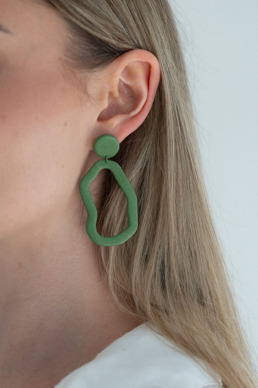 kolczyki z masy plastycznej Wiszące sztyfty w organicznym kształcie