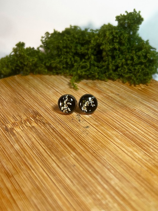 kolczyki z żywicy Kolczyki wkrętki czarne z kwiatami