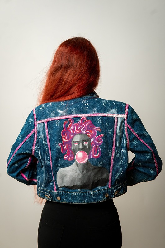 kurtki damskie Kurtka jeansowa ręcznie malowana CUSTOM / Medusa Pop Art / Rozmiar M