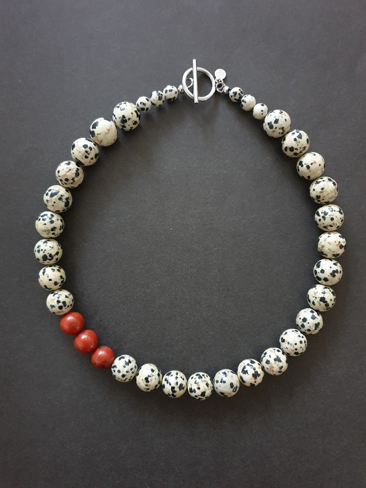 kolie Naszyjnik z wisiorem ROOTS jaspis dalmatyński, jaspis czerwony, kulki 12 mm