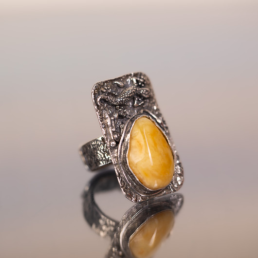 pierścionki srebrne Pierścionek z jaszczurką bursztyn miodowy