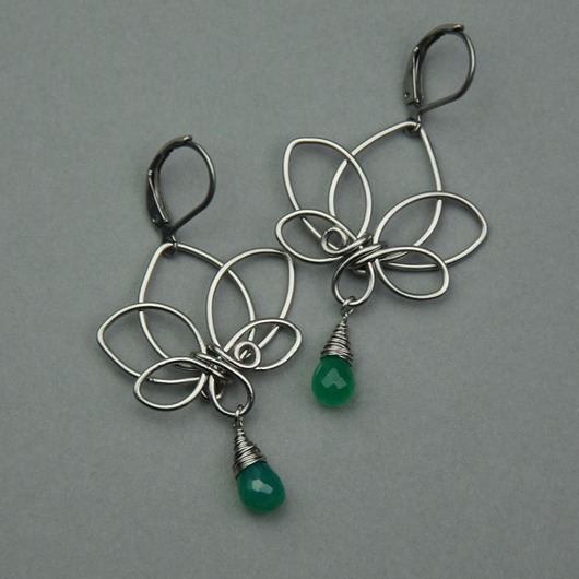 kolczyki wire wrapping Kolczyki kwiat lotosu zielony onyks wire wrapping