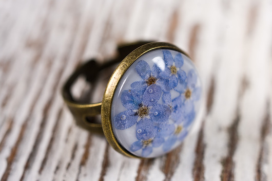 Okrągły pierścionek z żywicy z niezapominajką So Jewelry