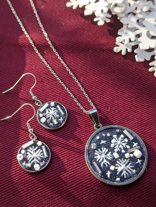 komplet biżuterii KOMPLET Śnieżynki - ręcznie haftowane kolczyki i naszyjnik