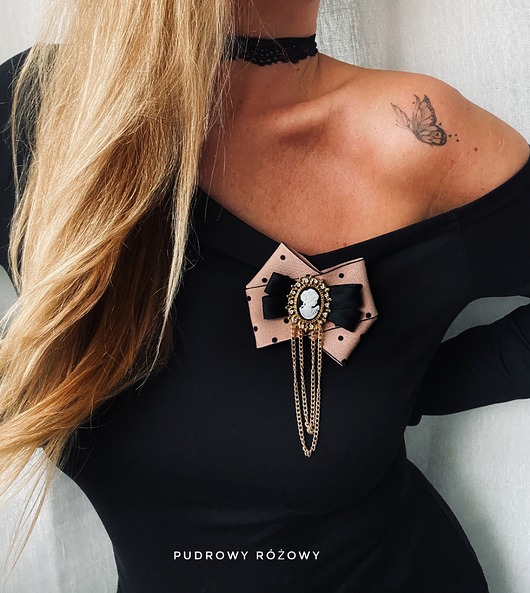 broszki Brosza Kamea Styl Glamour Dama Kameliowa z łańcuszkami