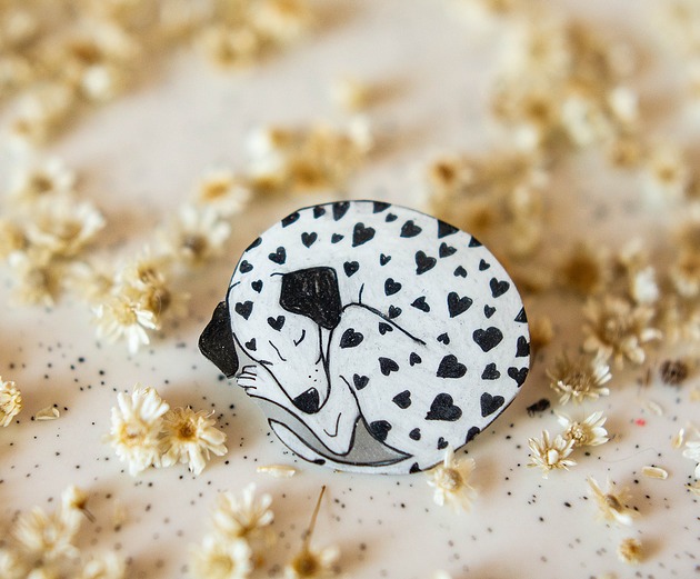 broszki Broszka pies w  serduszka