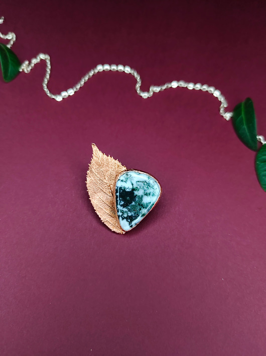 broszki Broszka Liść Jeżyny z Agatem Drzewnym