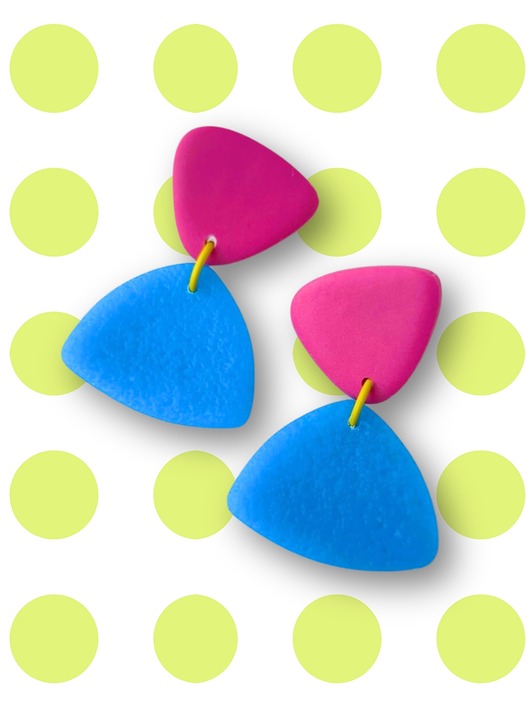 kolczyki z masy plastycznej Geometryczne kolczyki- trójkąty lazur/fuksja