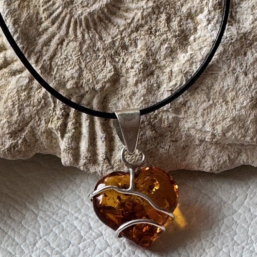wisiory Bursztynowe serce oplecione srebrem na WALENTYNKI  na czarnym rzemieniu,